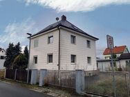 Einfamilienhaus mit Nebengebäude und Lagerhallen - Mitterteich