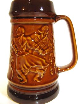Sammlerstück: alter Bierkrug aus Keramik braun glasiert - Motiv Tanzpaare -1,5l - Biebesheim (Rhein)
