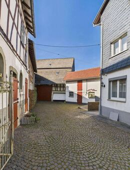 Weilrod: Haus mit Garten, Hof und Nebengebäuden - Weilrod