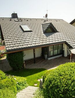 Exklusives Einfamilienhaus mit Einliegerwohnung und Weitblick über die Stadt zu verkaufen - Titisee-Neustadt