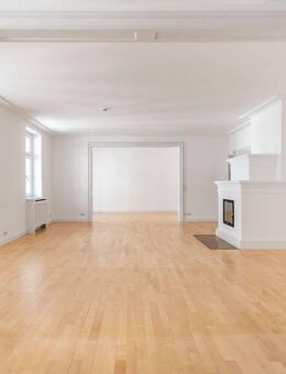 Stilvolle Eleganz im Lehel: Großzügige Altbauwohnung mit charmanter Terrasse - München