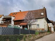 Denkmalgeschütztes halbes, kleines Bauernhaus. Ursprünglich n. badischem Stockwerkseigentum geteilt - Steinen (Baden-Württemberg)