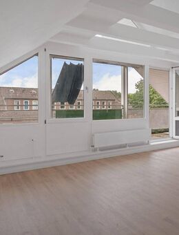 2-Zimmer-Wohnung im Dachgeschoss mit Balkon, Einbauküche, Duschbad mit Fenster und Pkw-Stellplatz - Geesthacht