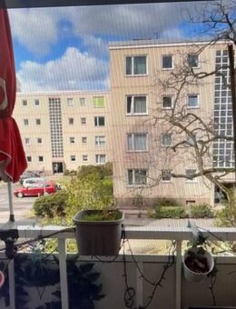 Sonnige, vermietete 2 Zimmer Wohnung mit Balkon, Küche, Bad /1. OG, Kulbeweg, zu verkaufen - Berlin