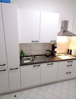 helles Wohnzimmer, moderne Glasdusche sowie Wanne im Bad, und sogar mit Einabküche - Chemnitz
