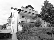 Gemütliche und großzügige Wohnung mit bodentiefen Fenstern, Balkon und Parkplatz in Nilkheim! - Aschaffenburg