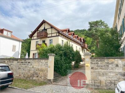 Hochwertige Dachgeschoss-Wohnung mit 2 Balkonen in ruhiger + historischer Wohn- und Parkanlage