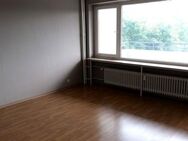 Schöne 2,5-Zimmer-Wohnung mit Wannenbad, Balkon, Aufzug, Stellplatz - Kaltenkirchen