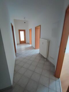 3-Raum-Wohnung mit Balkon und Einkaufsmöglichkleiten in der Nähe!