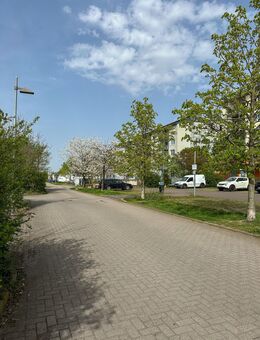 Zwei leerstehende ETW mit 6 % Renditepotenzial - Aufzug, Balkone, Stellplätze im MFH von 1996 - Kabelsketal