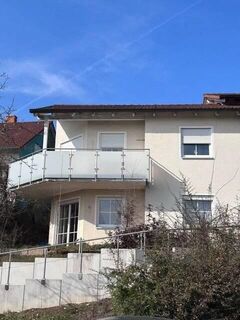 Lichtdurchflutete 2,5-Zimmer-Wohnung mit großem Balkon und Weitblick in Rödental/Mahnberg