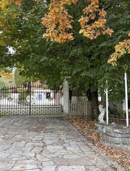 Vierseithof inkl. 4 Wohneinheiten auf ca. 1,9 ha mit Reitanlage für Privatpferdehaltung oder gewerbliche Nutzung - Grattersdorf