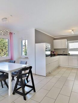 Vollunterkellertes Einfamilienhaus mit moderner Küche und großer Sonnenterrasse! - Weil der Stadt