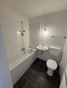 **2 Kaltmieten sparen** Geräumige, zentrale Familienwohnung im Dachgeschoss - Krefeld
