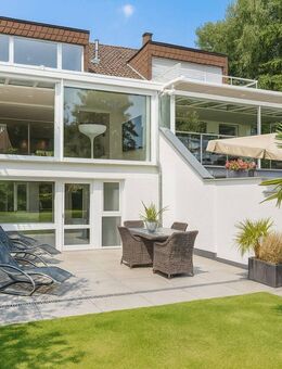 Am Ende der Straße steht ein Haus am See. Wohnen am Wasser - Modernes Traumhaus mit Seeblick - Hilden