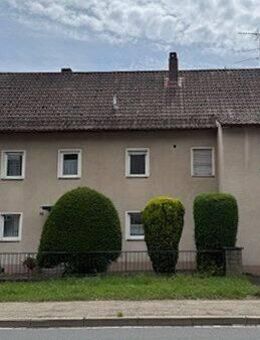 Ehemaliges landwirtschaftliches Anwesen mit großer Scheune und Garagen - Roßtal