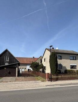 *** Platz für zwei Familien, geräumige Nebengebäude, 3 Garagen, großer Garten (Bauplatz) *** - Bahrdorf