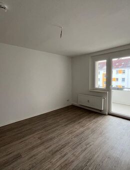 Sonne mit Balkon.. ..helle, moderne 3 Zimmer-Wohnung.. Einbauküche gegen Aufpreis möglich . sofort einzugsfertig - Zwickau