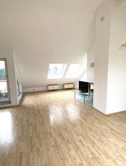 Frisch renoviert: 2-Zimmer Wohnung mit Balkon und Kamin - Schwalbach (Taunus)