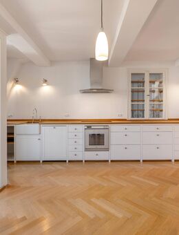 Hinreißende 3-Zimmer-Maisonette in Altbau-Villa mit Blick auf den Schlosskanal - München