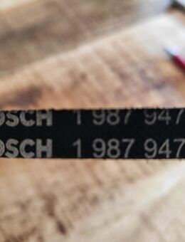 Gezahnter, flankenoffener Keilriemen von Bosch, neu, 1987947636, AVX 10 x 864 La, Länge: 864 mm, Breite 10 mm, VW: 027903137A, Versand gegen Aufpreis möglich, 3 € - Unterleinleiter