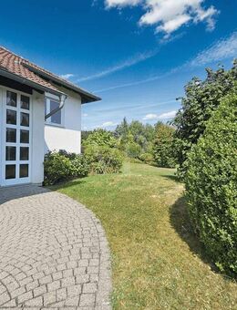 Solides Familiendomizil mit Garage auf großem Grundstück in idyllischer Feld- und Waldrandlage - Usingen