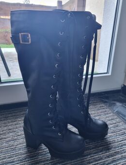 Schwarze Plateau-Stiefel (Gr. 37) zum Schnüren - Rosenfeld