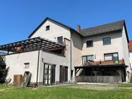 Solides Mehrfamilienhaus + ruhige Lage + großes Grundstück + Ausbaureserve + wunderbarer Fernblick + Garage + KfZ-Stellplätze - Gebenbach