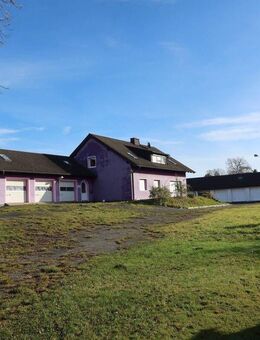 Zweifamilienhaus mit Werkstatt und Garage und auf 2. Flurnummer 10 Garagen mit Spitzboden und PV - Berg (Regierungsbezirk Oberfranken)