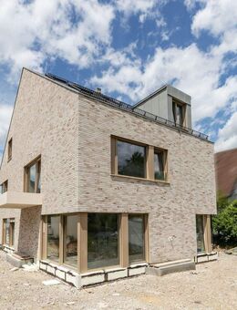 QQI: Architektonisches Highlight - Luxus und Wohnkomfort mit Einfamilienhaus-Flair - München