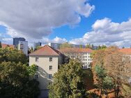 Mit Blick auf den Alex, 2-Zimmer-Wohnung mit Balkon - Berlin