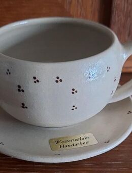 Westerwälder Handarbeit – zeitlose, dekorative Tasse mit Untertasse - Niederfischbach
