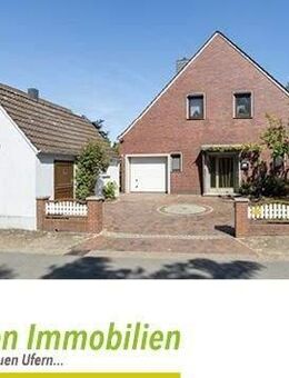 Ein- bis Zweifamilienhaus mit zwei Garagen, Carport und großem Garten - Stuhr