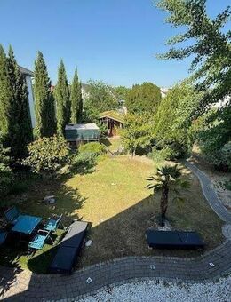 ***Attraktives Zweifamilienhaus mit großem Garten und idyllischem Teich - Erlensee