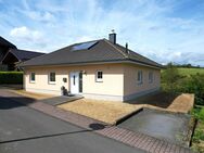 Ruhig gelegener, freistehender Bungalow mit Garage, überdachter Terrasse und schöner Aussicht in Hallschlag - Hallschlag