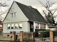 Biesdorf Nord: Einfamilienhaus mit Vollkeller zur Modernisierung, 5 Zi., Baujahr 1974 - Berlin