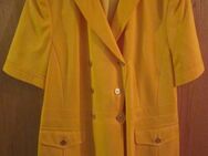 Gr. 42: Blusen-Jacke/Blazer, gelb "mondi" + Kostüm, beige "Ralph" + Winter-Jacke mit Kapuze, cremefarben "AVITANO" + Winter-Jacke mit Kapuze, rot "CLARINA" - München