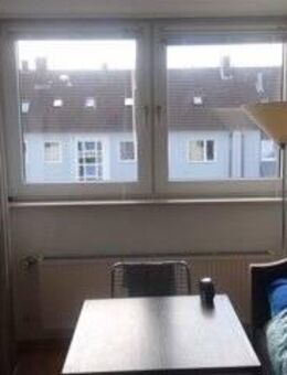 Helle und möblierte Dachgeschosswohnung vis-á-vis der Uni - Hildesheim