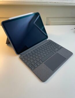 iPad Air M1 5. Generation (2022) + Apple Pencil 2 + Logitech Combo Touch – neuwertig - Brunnen CH