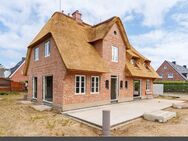 Neubau eines reetgedeckten Hauses mit 2 Einheiten und Weitblick über die Wiesen (HT1/ West) - Wenningstedt-Braderup (Sylt)