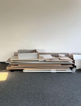 Biete einen gebrauchten drei Türen, Schrank in weiß und ein Vutton Bett auch in weiß mit beige - Rosenheim