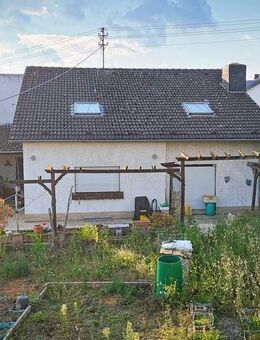 Einfamilienhaus mit großzügigem Grundstück, drei Garagen, Stellplätzen und Garten. - Polch