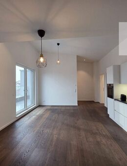 Neuwertige, hübsche 2-Zimmer-Wohnung mit EBK, Balkon und 1 bis 2 PKW-Stellplätzen in Crailsheim-Roßfeld - Crailsheim