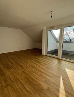 Charmante 1,5 Zimmer-Dachgeschosswohnung mit Balkon - Esslingen (Neckar)