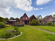 Grüne Oase: Einfamilienhaus mit Nebengebäude (Sauna), Garage und Traumgarten - Lübeck