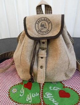 Paulaner München Rucksack Filz beige +Tuch "I love you" 60x60 cm +Schlüsselanhänger Brezel+Herz, silberfarben- zusammen 5,- - Flensburg