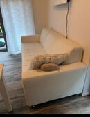 Gemütliche Couch, weiß, Kunstleder in 12527