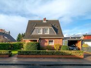 Begehrte Lage in Husum: kleines gepflegtes Einfamilienhaus mit Garten, Keller, Carport und Garage. - Husum (Schleswig-Holstein)