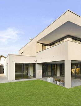 Exklusive Bauhaus-Villa mit Indoor- & Outdoor-Pool, Smart-Home-Ausstattung und durchdachtem Raumkonzept - Schlier