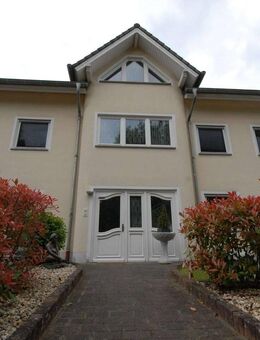 Attraktives 2-Familienhaus mit Pool und großem Grundstück in ruhiger Lage - Newel